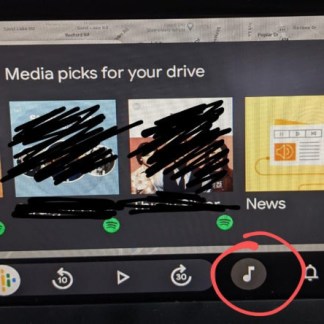 O Android Auto sugere música e podcasts para melhor manter os olhos na estrada